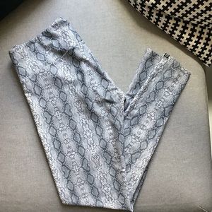 Onzie Grey Snakeskin Print Leggings Sz M/L